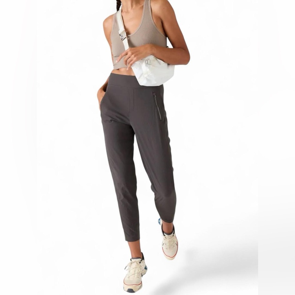 Athleta High Rise Neutral Cargo Joggers, Athleisure Utility Pants, Size 8